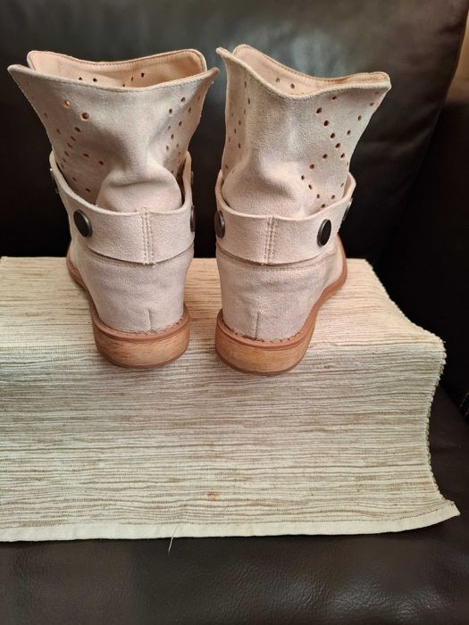 Kozaki beżowe wsuwane Bella Paris ażurowe cholewki ozdobne paski r. 37