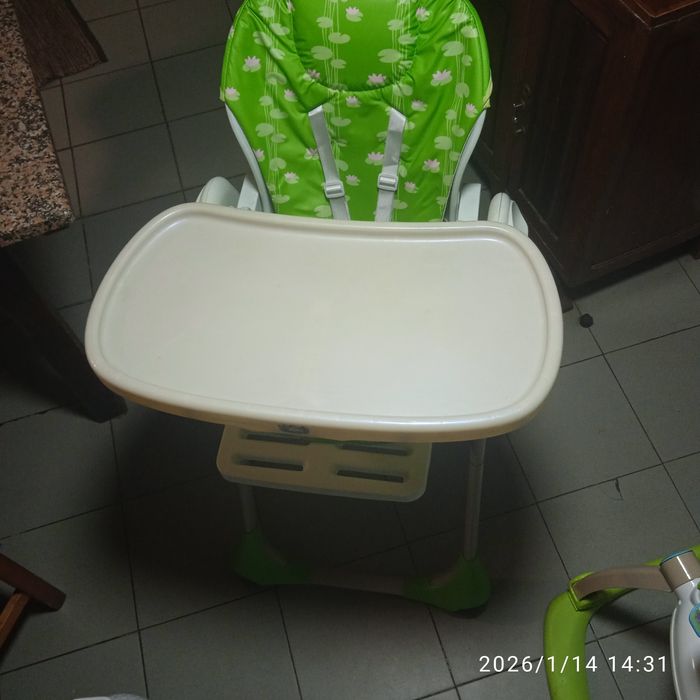 Pula pula e cadeira de refeição criança