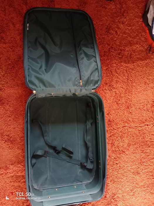 Mala de viagem em estado razoável tem algumas marcas de uso.