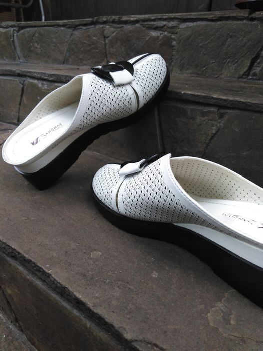 Шлепанцы на танкетке