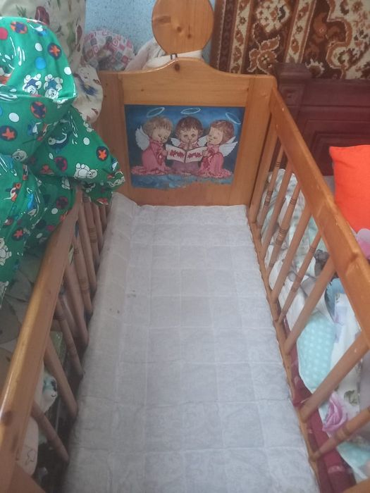 Дерев'яне дитяче ліжечко
