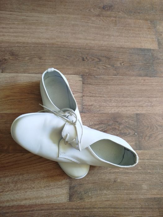 Buty chłopięce białe komunijne
