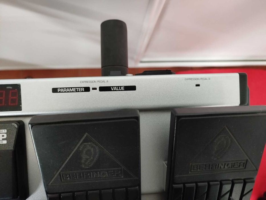 Pedaleira MIDI "BEHRINGER FCB1010" MIDI Foot Controller