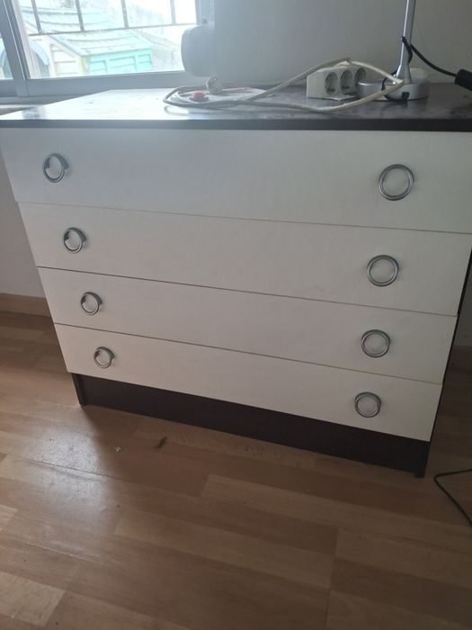 Comoda usada com 4 gavetas