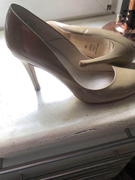 piekne  bezowe szpilki  r 39 nowe