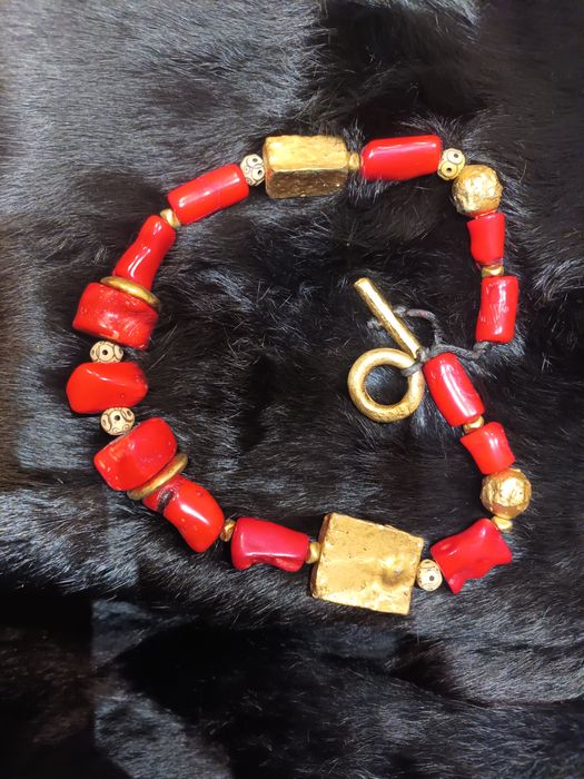 Colar coral e metal dourado