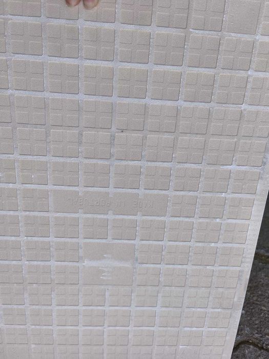 Revestimento Cerâmico "Aleluia" Branco c/ Relevo – Novo – 13 m²