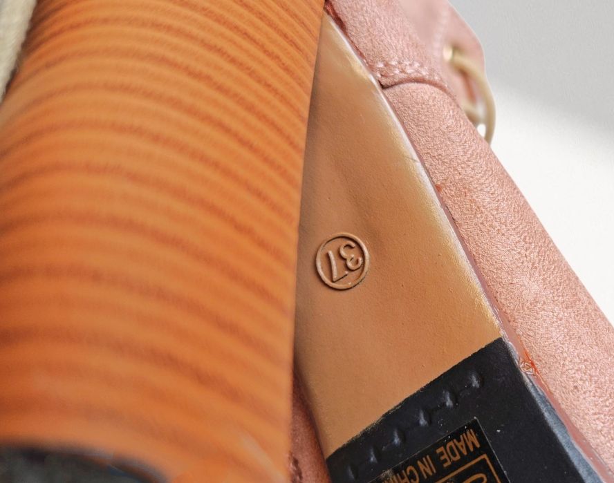 Pudrowe botki damskie na obcasie zamszowe jesienne