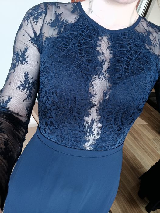 Piękna długa granatowa sukienka Nly by Nelly z koronką