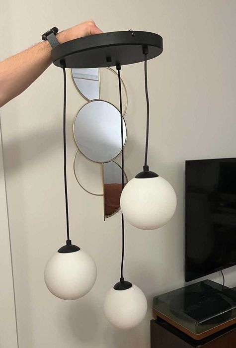 Nowoczesny zestaw dwóch lamp wiszących, mleczne kule, czarna oprawa