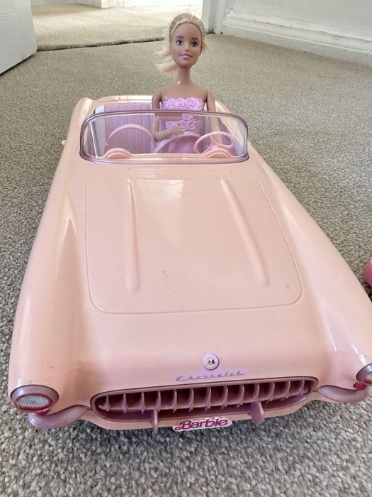 Вінтажна Barbie  в кабріолеті
