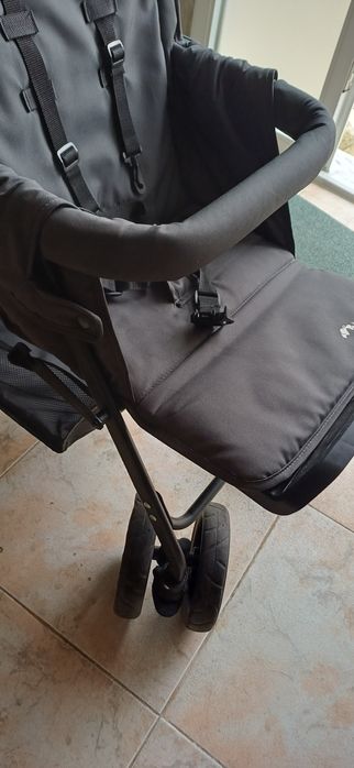 Carro passeou gémeos