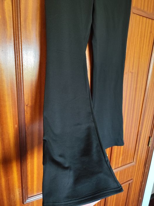 Legins pretas á boca de sino com pêlo