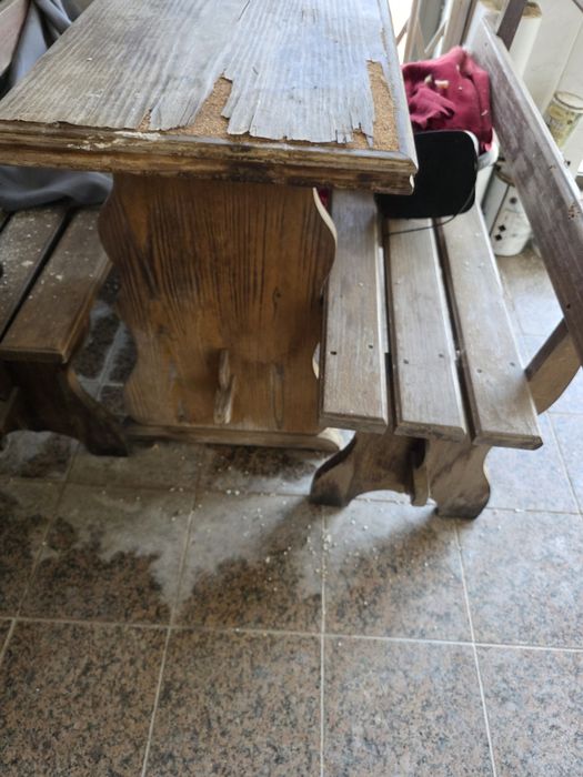 Bancos e mesa de jardim