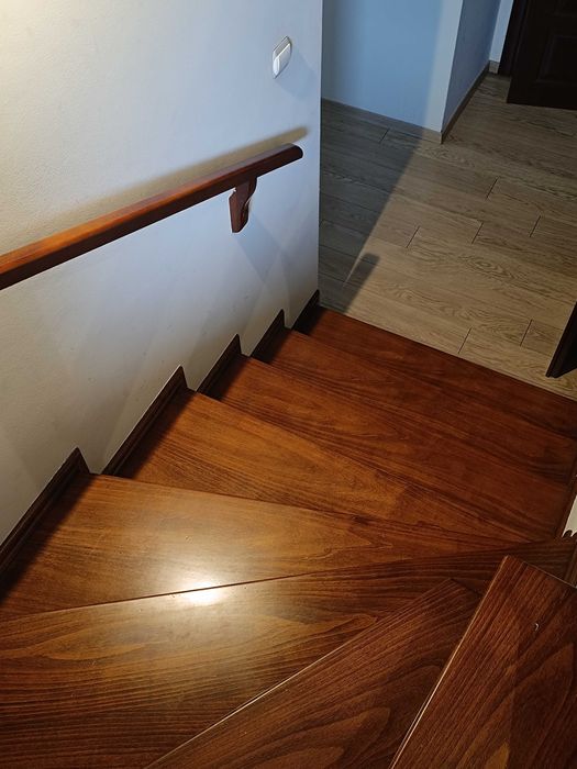 Schody drewniane z poręczą