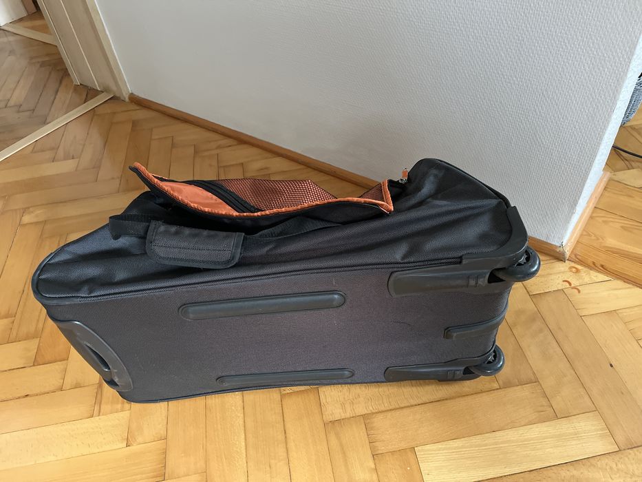 Rezerwacja. Torba podróżna na dwóch kółkach