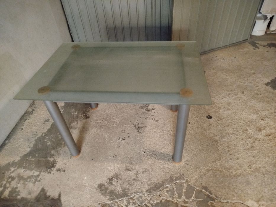 Mesa com tampo de vidro