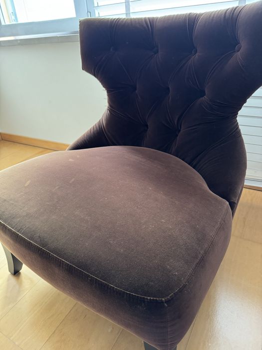 Sofa em veludo castanho  (Area)