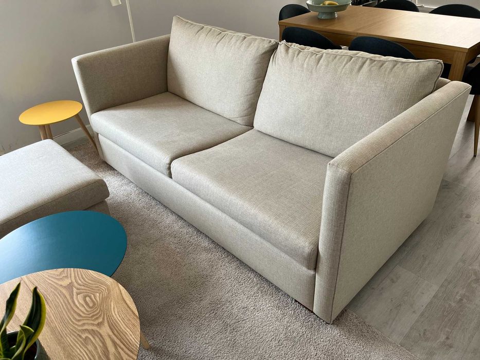 Sofá 3 Lugares Bege com Pufe - Conforto e Estilo Num Conjunto Perfeito