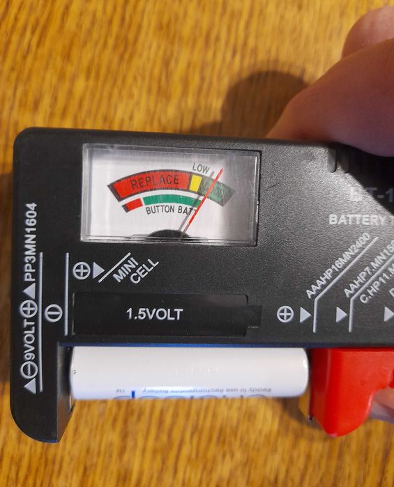 Універсальний аналоговий тестер заряду батарей AA, AAA, Крона BT-168