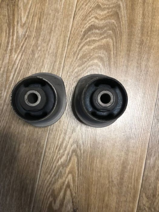 Нові сайлентблоки задньої балки для  VW Golf 3-4!