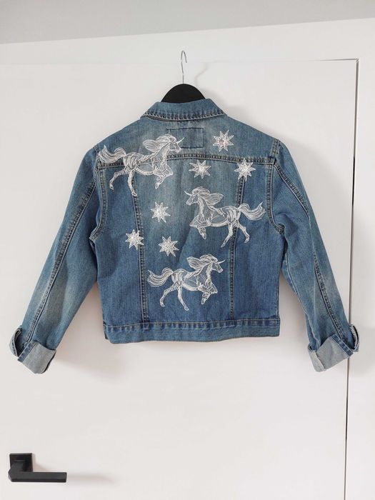 Kurtka jeansowa custom haftowana w jednorożce, cekiny, festiwal/ślub