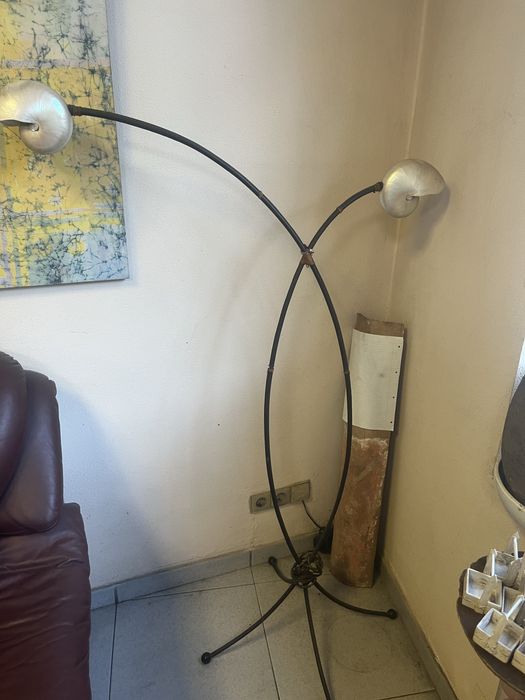 Candeeiro de pé em ferro forjado