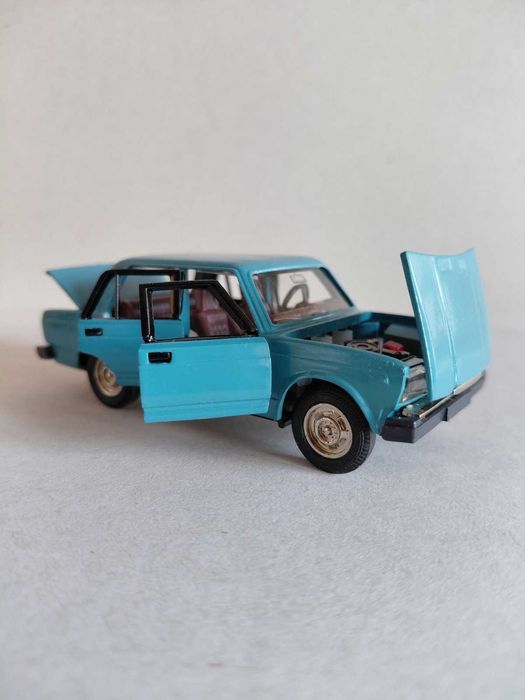 Масштабная модель Жигули ВАЗ-2107 Collectible model scale car VAZ-2107