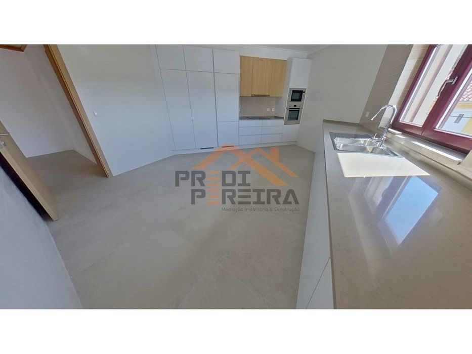 Apartamento T3 duplex remodelado, com box, situado em Casal de Cambra.