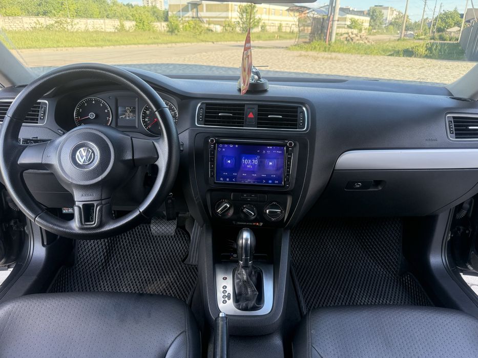 Volkswaggen Jetta 2013 газ-бензин