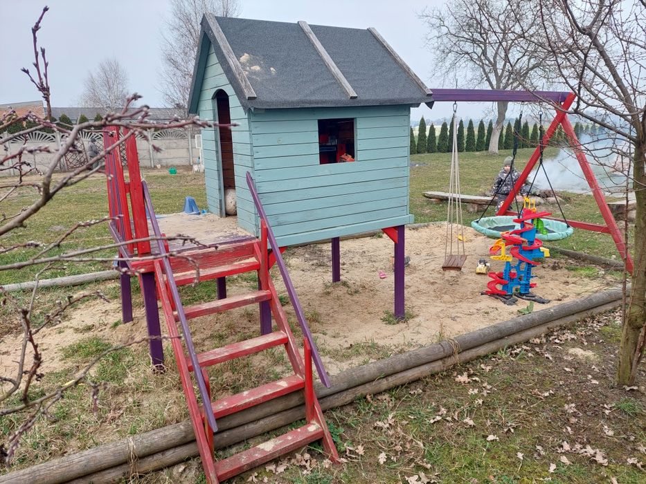 Plac zabaw dla dzieci wraz z akcesoriami