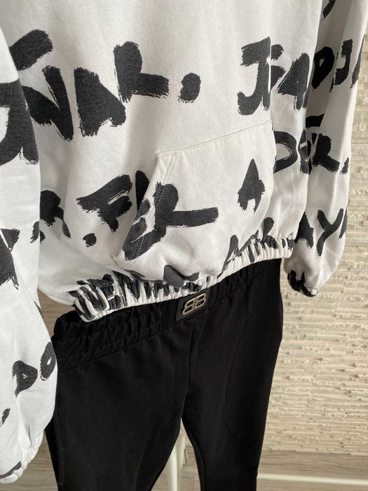 Desigual Kora genialna biała bluza z printem napisów