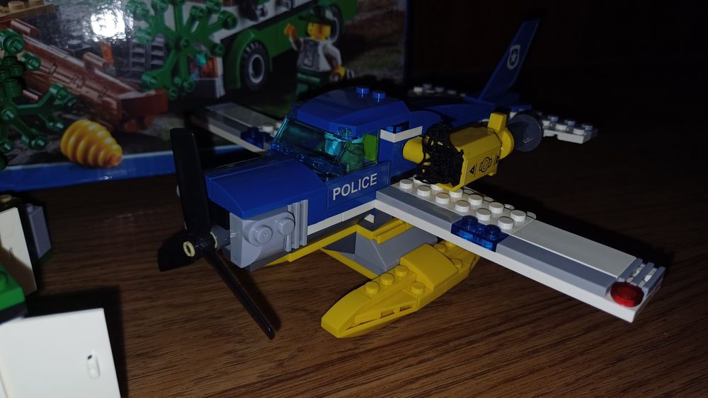 конструктор Lego  Пограбування біля гірської річки 409 деталей (10864)