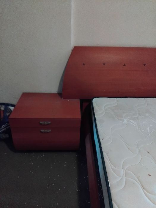 Cama de casal com colchão duas mesas de cabeceira
