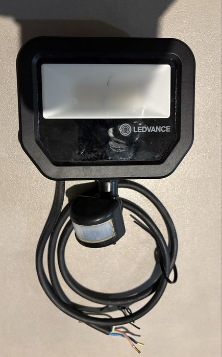 Naświetlacz LED z czujnikiem ruchu.