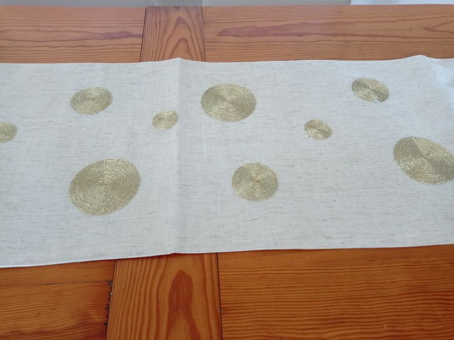 Caminho de mesa em linho com oferta de portes