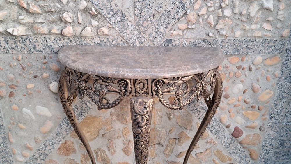 Mesa em ferro e tampo de pedra