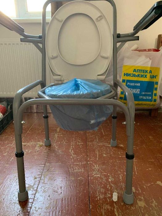 Стілець туалетний та ходунки для маломобільної людини