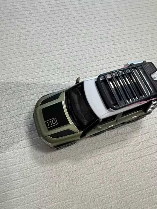 Miniatura do Land Rover Defender 110 Escala 1:32 (SELADO)