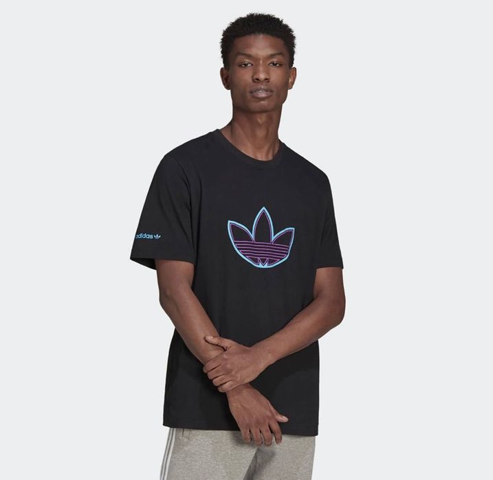Футболка adidas.