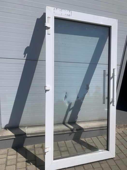 Алюминиевая дверь со стеклянным заполнением с рамой безпороговой