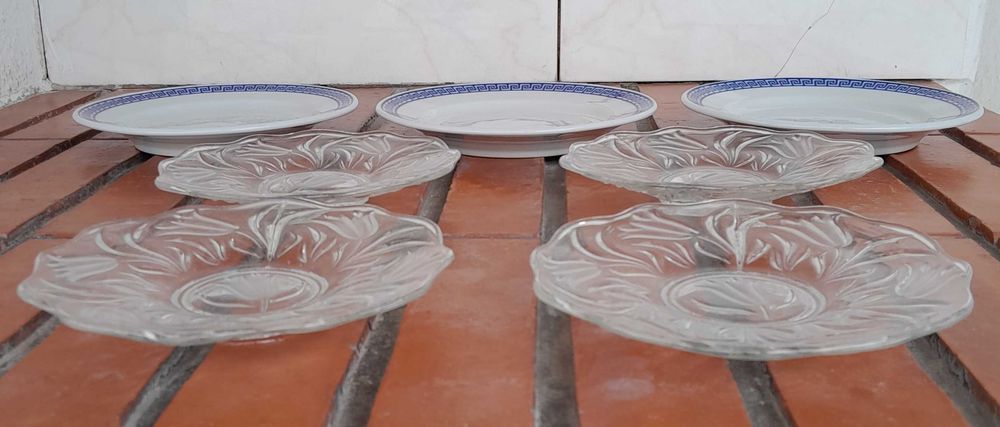 Pratos pequenos em porcelana e pires em vidro