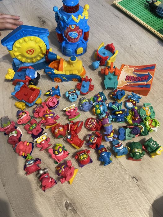 Duży zestaw superzings figurki pojazdy skarbiec