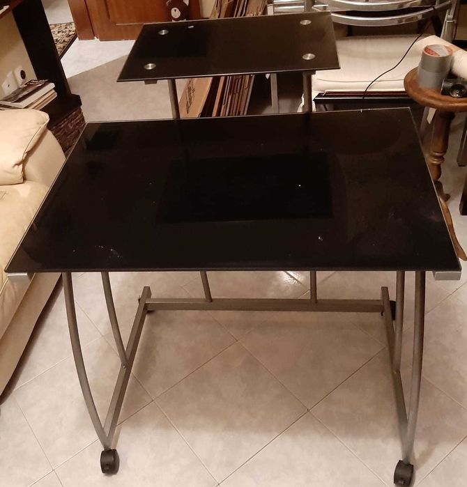 Móvel de computador 65x80cm de vidro com rodas e com prateleira