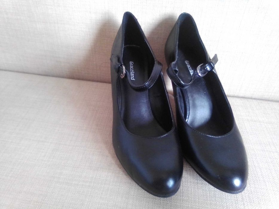 Sapatos pretos elegantes escritório