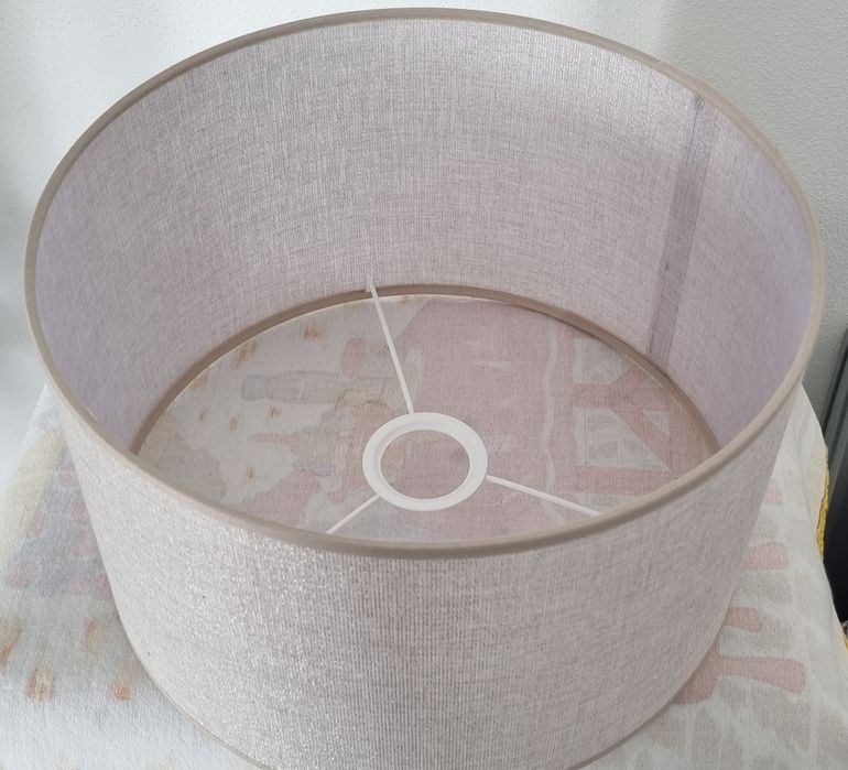 Abajur em tecido bege.