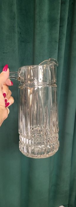 Kryształowy dzbanek z pięknie zdobionym szlifem