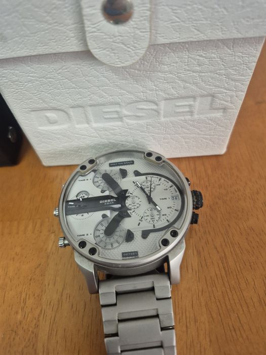 Vendo relogios diesel originais com caixas manuais com pouco uso