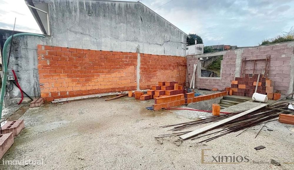 Moradia em banda V4, em fase inicial de construção, em Vairão