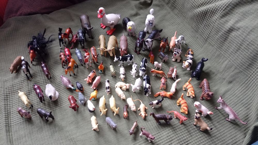 Figurki zwierzątka konie psy koty farma 80 elementów